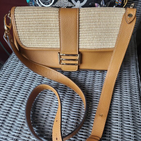 DIVINA FIRENZE ~ Made In Italy Leather Flap Over Baguette Crossbody ~ TAN ~ EUC - Picture 1 of 4